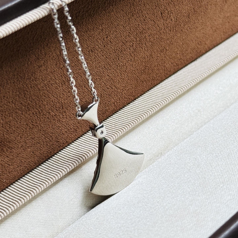 Bv1g*ai necklaces